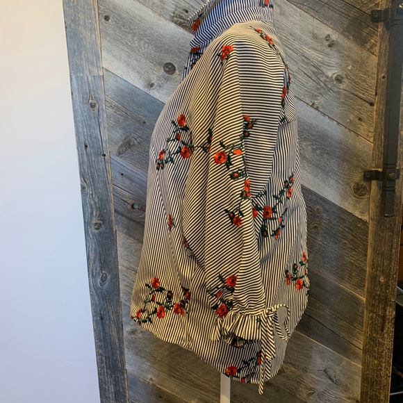 Collective Concepts Embroidered Top - Picture 2 of 8